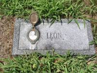 Footstone at the grave of Leon D. Memter